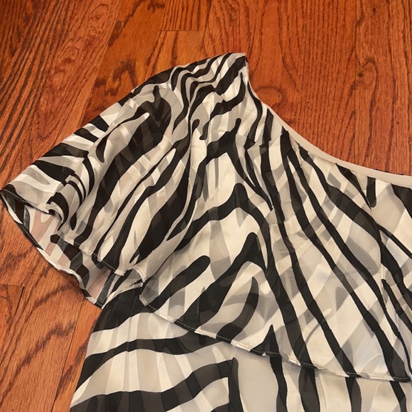 EUC White House Black Market Zebra One Shoulder Blouse - Picture 4 of 9